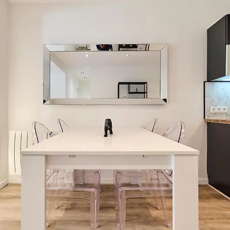 Secret Garden - Ideal Couples Et Pros - 5min A Pied De La Gare - 10min A Pied De L'arena Et Du Quartier Boulingrin - Baignoire Balneo - Jardin Privatif De 50m2 - Mini Golf - Cinema Apartment Reims