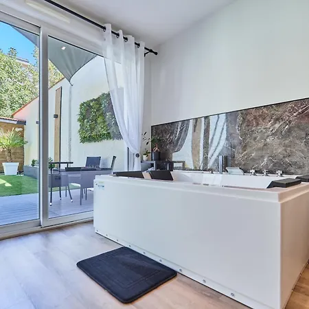 Secret Garden - Ideal Couples Et Pros - 5min A Pied De La Gare - 10min A Pied De L'arena Et Du Quartier Boulingrin - Baignoire Balneo - Jardin Privatif De 50m2 - Mini Golf - Cinema Apartment