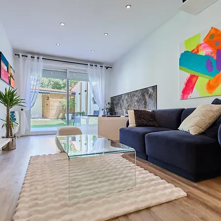 Secret Garden - Ideal Couples Et Pros - 5min A Pied De La Gare - 10min A Pied De L'arena Et Du Quartier Boulingrin - Baignoire Balneo - Jardin Privatif De 50m2 - Mini Golf - Cinema Apartment