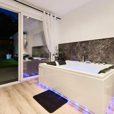 Secret Garden - Ideal Couples Et Pros - 5min A Pied De La Gare - 10min A Pied De L'arena Et Du Quartier Boulingrin - Baignoire Balneo - Jardin Privatif De 50m2 - Mini Golf - Cinema *