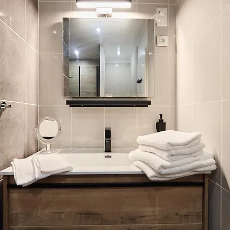 Secret Garden - Ideal Couples Et Pros - 5min A Pied De La Gare - 10min A Pied De L'arena Et Du Quartier Boulingrin - Baignoire Balneo - Jardin Privatif De 50m2 - Mini Golf - Cinema
