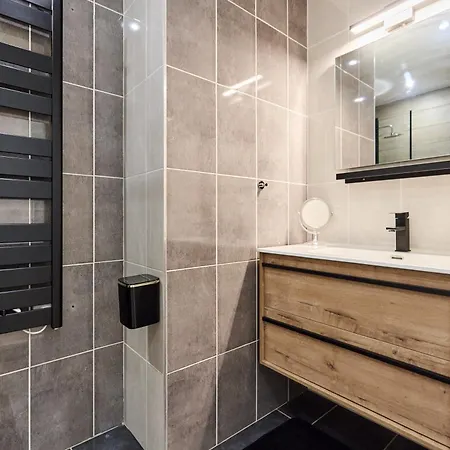 Secret Garden - Ideal Couples Et Pros - 5min A Pied De La Gare - 10min A Pied De L'arena Et Du Quartier Boulingrin - Baignoire Balneo - Jardin Privatif De 50m2 - Mini Golf - Cinema Apartment