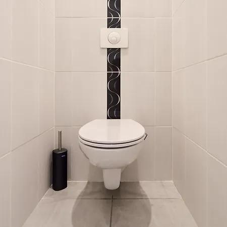 Secret Garden - Ideal Couples Et Pros - 5min A Pied De La Gare - 10min A Pied De L'arena Et Du Quartier Boulingrin - Baignoire Balneo - Jardin Privatif De 50m2 - Mini Golf - Cinema Apartment *