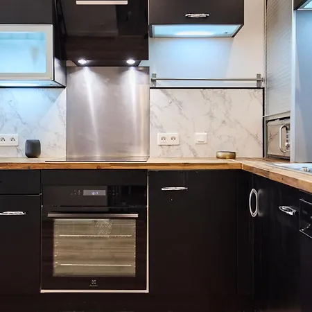 Apartment Secret Garden - Ideal Couples Et Pros - 5min A Pied De La Gare - 10min A Pied De L'arena Et Du Quartier Boulingrin - Baignoire Balneo - Jardin Privatif De 50m2 - Mini Golf - Cinema *