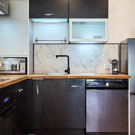Apartment Secret Garden - Ideal Couples Et Pros - 5min A Pied De La Gare - 10min A Pied De L'arena Et Du Quartier Boulingrin - Baignoire Balneo - Jardin Privatif De 50m2 - Mini Golf - Cinema Reims
