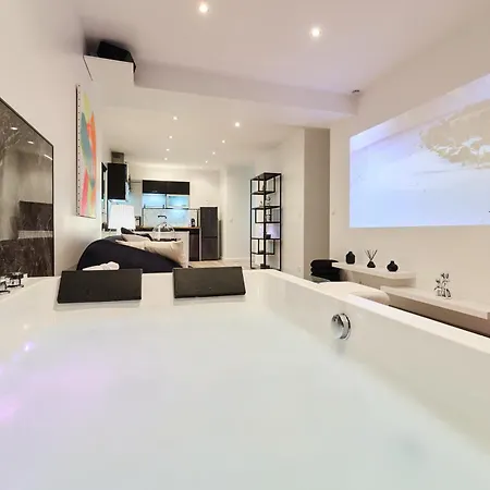 Secret Garden - Ideal Couples Et Pros - 5min A Pied De La Gare - 10min A Pied De L'arena Et Du Quartier Boulingrin - Baignoire Balneo - Jardin Privatif De 50m2 - Mini Golf - Cinema Reims